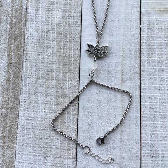 Hand piece lotus flower om sign quartz bracelet - Picture 12 of 15